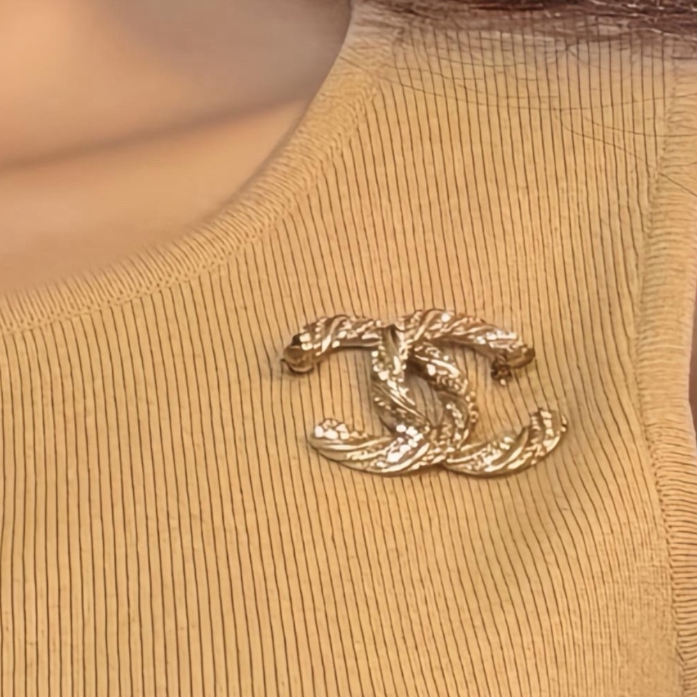 CHANEL Twisted Gold and Crystal Brooch - Picture 9 of 9